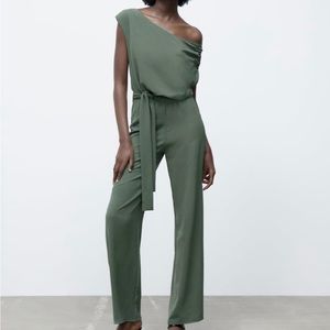 Zara NWT S flowy jumpsuit in green color.  Round neckline.